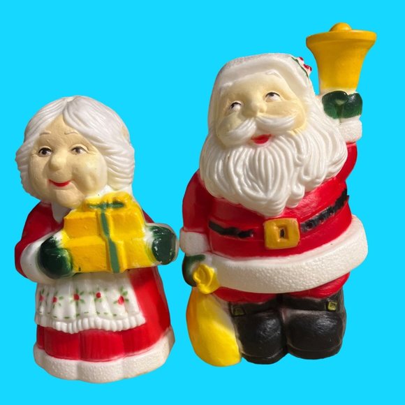 Santa and Mrs Claus Salt and Pepper Shaker Set - Picture 1 of 12